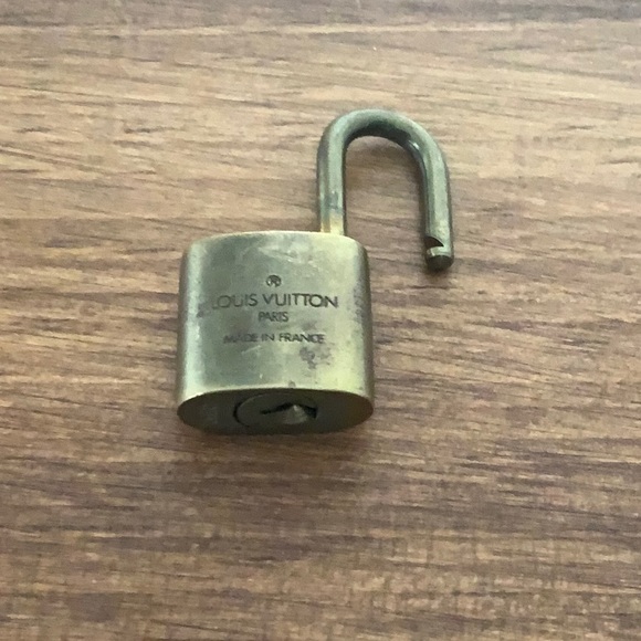Louis Vuitton Brass '323' Padlock in Goldtone with Goldtone Key [a] - Picture 5 of 6